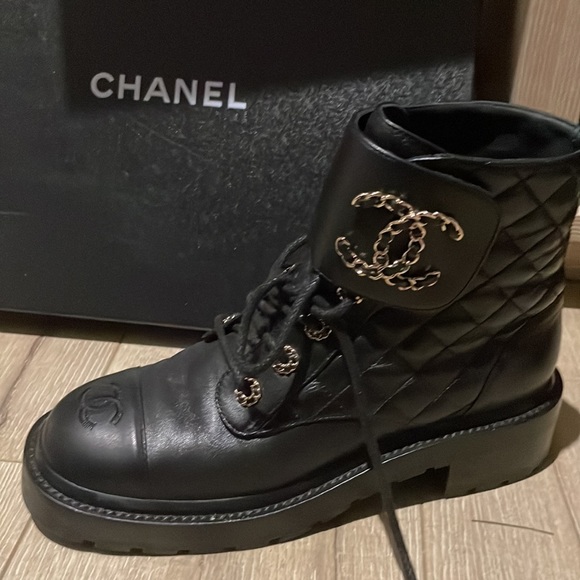 Chanel boots size 39.5 have been worn 2 times - Picture 3 of 4